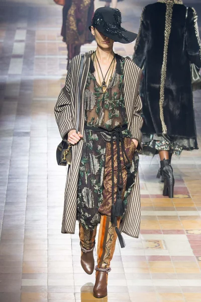 Look 32
